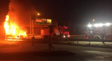 Geri dönüşüm yüklü kamyon alev alev yandı