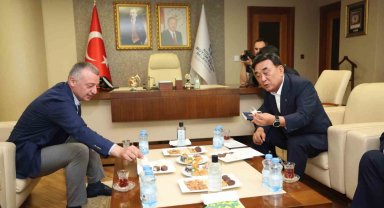 Güney Koreli Başkan, çay ve pişmaniyeye bayıldı