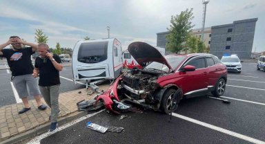 Hastane otoparkında park halindeki karavana çarptı