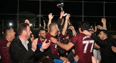 Kadıköyspor'un kupası Başkan Kocaman'dan