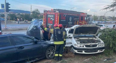 Kartepe'de iki otomobil çarpıştı: 3 yaralı