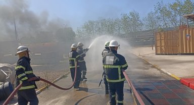 Kimya fabrikasının ekipleri yangına doğru müdahaleyi öğrendi