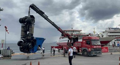 Kocaeli'de freni boşalan tır denize düştü