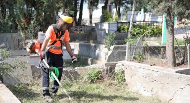 Mezarlıklarda bakım ve onarımı yapılıyor