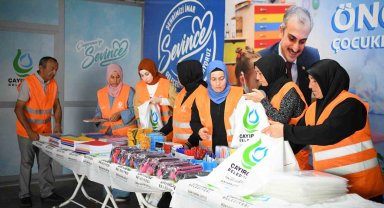Öğrencilere kırtasiye seti hediyesi