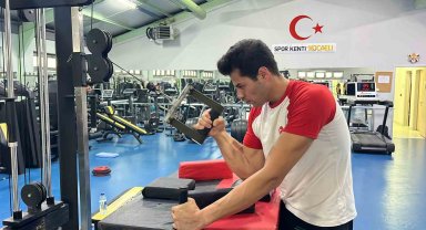 Ömer Kozakoğlu, 11 kez bilek güreşi şampiyonu olan rakibini eledi