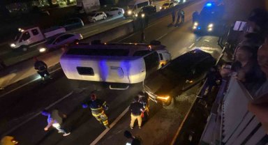 Otomobil ile çarpışan servis minibüsü devrildi: 7 yaralı
