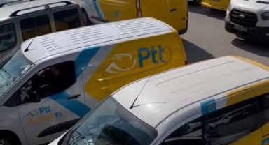 PTT'nin dağıtım araçlarıyla halı saha maçına geldiler