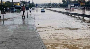 Sel suları yolu trafiğe kapattı, İstanbul'a D-100'den ulaşım kesildi