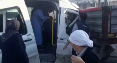 Servis minibüsü park halindeki tıra çarptı: 4 yaralı