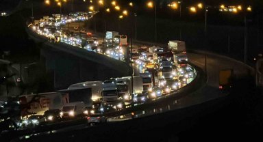 TEM'de 3 tır kazaya karıştı, 11 kilometrelik araç kuyruğu oluştu