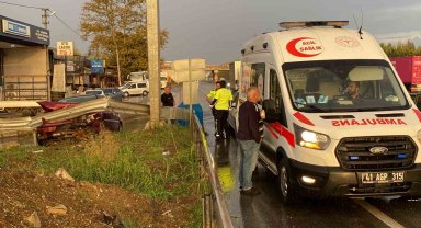 Yağış sebebiyle kayganlaşan yolda araç bariyerlere çarptı: 1 yaralı