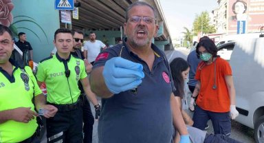 Yerdeki yaralıyı bırakıp, görevini yapan basın mensubuna engel oldular