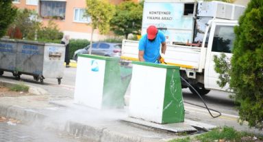 Çayırova’da Çöp konteynerleri yerinde temizleniyor