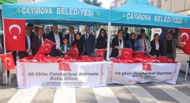 Çiftçi, Çayırovalılara Türk Bayrağı dağıttı
