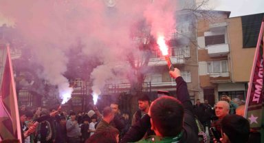Çocuklar, Kocaelispor'un oyuncularını meşalelerle karşıladı