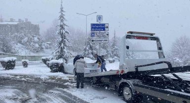 Aniden bastıran kar yağışı vatandaşlara zor anlar yaşatıyor