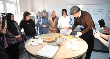 Belediye başkanı pide yaptı