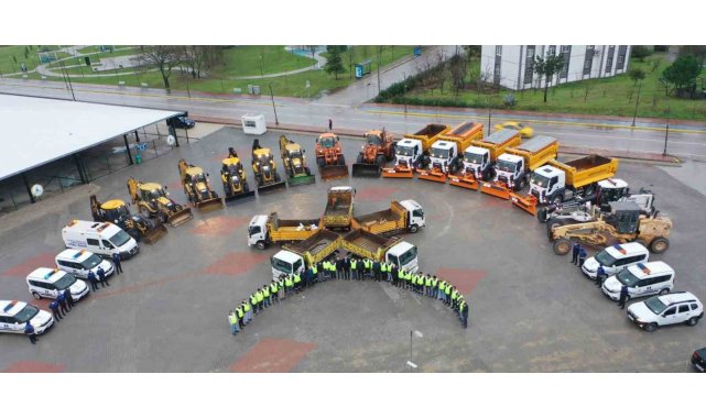 Kartepe'de ekipler yoğun kar yağışına karşı teyakkuzda