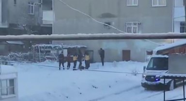 Ölü bedeni karlar içinde bulundu