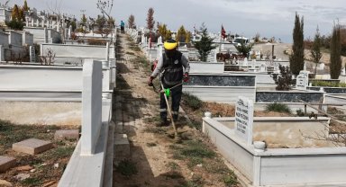 Bayram öncesinde mezarlıklarda temizlik çalışması