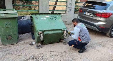 Çöp konteynırları yerinde tamir ediliyor