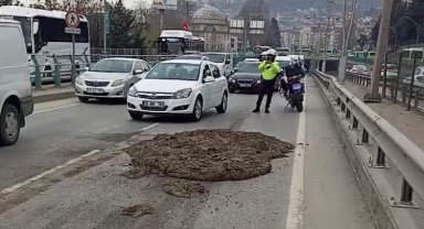 D100'de kamyondan dökülen çamur trafiği altüst etti: 6 bin 584 TL ceza kesildi
