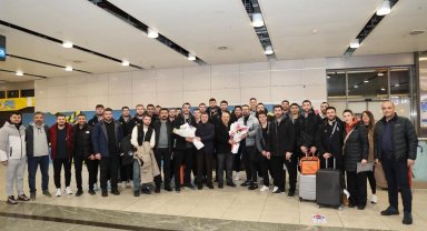 Gebze'nin voleybol takımı çiçeklerle karşılandı