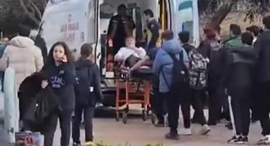 Okulunun önünde öğrenciyi bıçakladılar