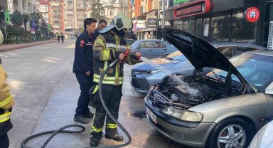 Park halindeki otomobilde yangın çıktı