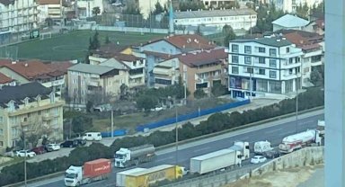 TEM otoyolunu kilitleyen ilginç kaza: Yükü ağır gelince dorse ortadan ikiye ayrıldı