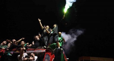 Futbolcular şampiyonluğu taraftara armağan etti