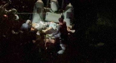 Balık tutarken kayalıklardan denize düşen genç yaralandı