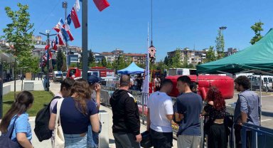 Gökyüzünde adrenalin dolu anlar: Çanakkale türküsünü söyledi