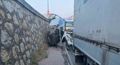 Korkulukları yıkan otomobil duvarda asılı kaldı, sürücü burnu bile kanamadan kurtuldu
