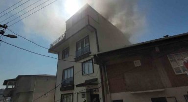Gebze'de 3 katlı binanın çatısında çıkan yangın kontrol altına alındı