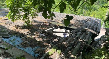 İpini koparan boğa 3 metre yükseklikten otomobilin üzerine düştü