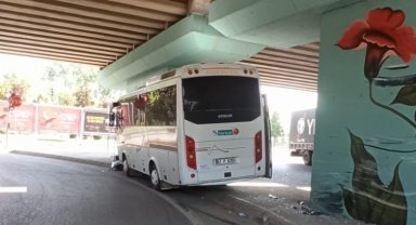 Servis aracı köprü ayağına çarptı, sürücü yaralandı