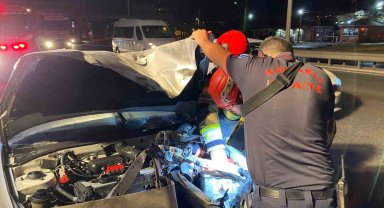 Bariyerlere saplanan otomobilden burnu kanamadan çıktı
