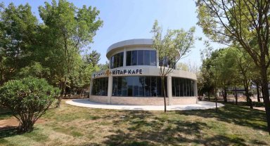 Başiskele Sahili'ne kitap kafe açıldı