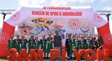 Gebze Kadın FK'nın Parlayan Yıldızı Nisa Münevver Selam, Türkiye Şampiyonluğuna Uçtu!