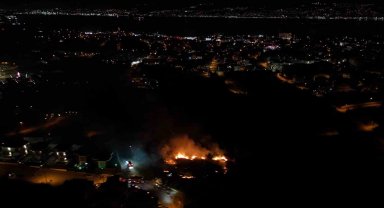 Kocaeli Başiskele'de çalılık alanda çıkan yangın geceyi aydınlattı