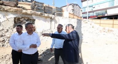 Başkan Ömeroğlu Kent Meydanı Çalışmalarını İnceledi
