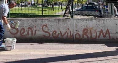 Darıca Belediyesi’nden Esprili Paylaşım: “Seviyorsan Git Konuş, Çünkü Biz Siliyoruz”