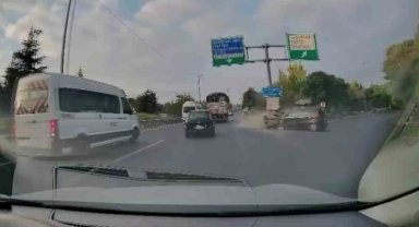 Kamyonla çarpışmaktan kaçınırken demir bariyerlere girdi