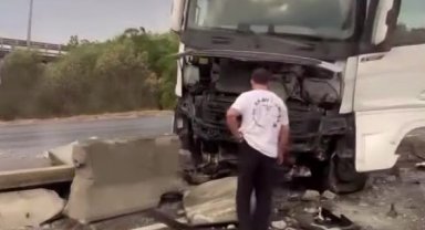 Seyir halindeki tır beton bariyere çarptı