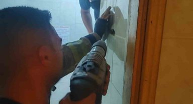 Telefonunu almak isterken metrelerce yükseklikten düşerek havalandırma boşluğunda mahsur kaldı