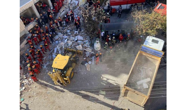 Çöken binadaki eczacı: "Belki enkaz altında biz de kalmış olacaktık"