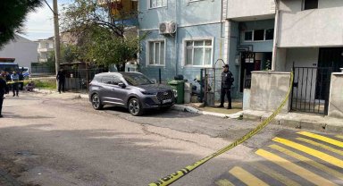 Eşini bıçaklayarak öldürdükten sonra kendini yaraladı