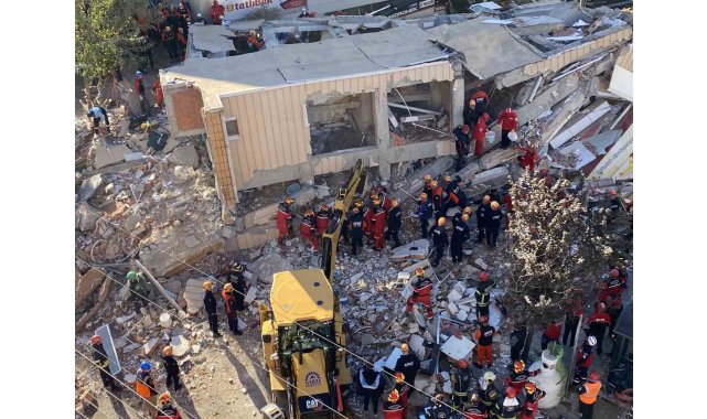 Gebze'de çöken binada enkaz altında kalan aile fertlerinin kimlikleri belli oldu
